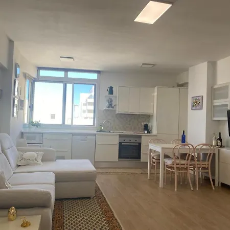 Bright With Ocean Views In The Center Apartment